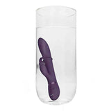 Vibratore rabbit viola VIVE HALO parzialmente immerso in acqua con base liscia opaca