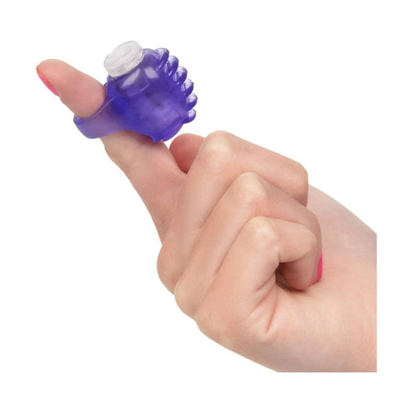 Vibratore da dito viola indossato sull'anulare donna vista pratica