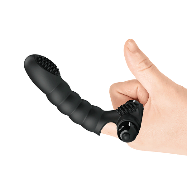 Vibratore da dito nero indossato su mano con stimolatore laterale e texture ondulata