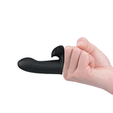 Vibratore da dito nero indossato sul dito vista ravvicinata