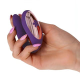 Mano che tiene vibratore coppia Love Nest ergonomico silicone morbido
