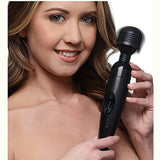 Modella tiene Wander Wand MultiSpeed nero con testa sferica e cavo alimentazione