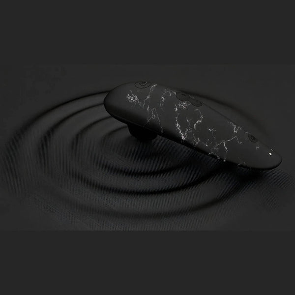 Stimolatore clitorideo Womanizer nero marmo bianco LED acceso