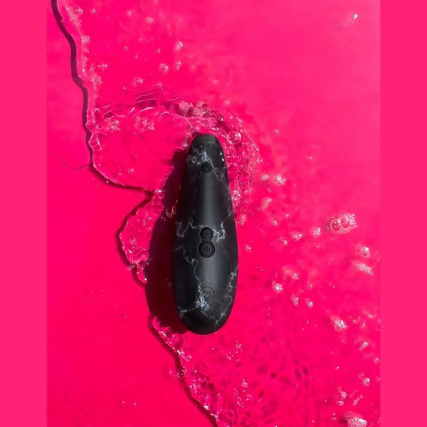 Stimolatore clitoride impermeabile Womanizer nero marmo uso in acqua