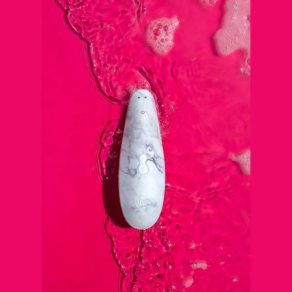 Womanizer marmo grigio resistente all'acqua in ambiente acquatico bolle