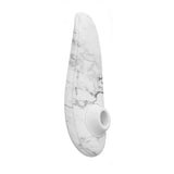 Womanizer Classic 2 marmo bianco venature grigie vista laterale ergonomica