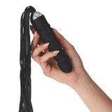 Mano femminile tiene dildo anale Real Whip nero con frustino