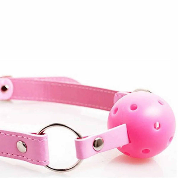 Collare bondage rosa con fibbie metalliche e gag sferica forata in dettaglio