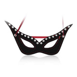 Maschera nera da gioco erotico vista frontale con fascia rossa e anelli metallici