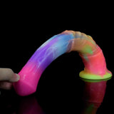 Dildo flessibile in silicone arcobaleno piegato per mostrare elasticità