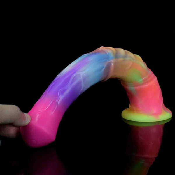 Dildo flessibile in silicone arcobaleno piegato per mostrare elasticità
