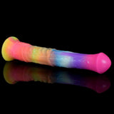 Dildo anal in silicone arcobaleno con base rosa e dettagli incisi