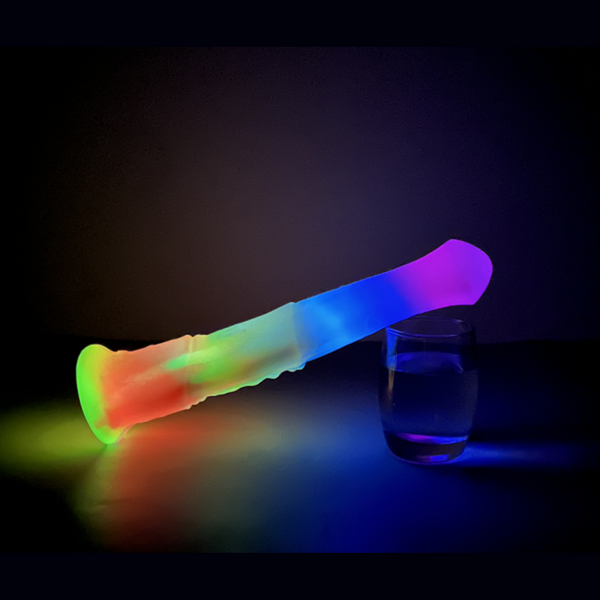 Dildo in silicone luminescente UV verde e viola con texture anatomica