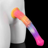 Dildo in silicone multicolore su manichino con superficie venata