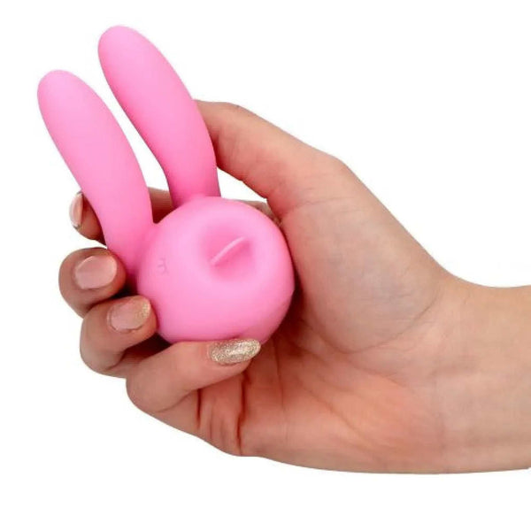 Mano che tiene stimolatore clitorideo rosa Funny Bunny per mostrare dimensioni reali
